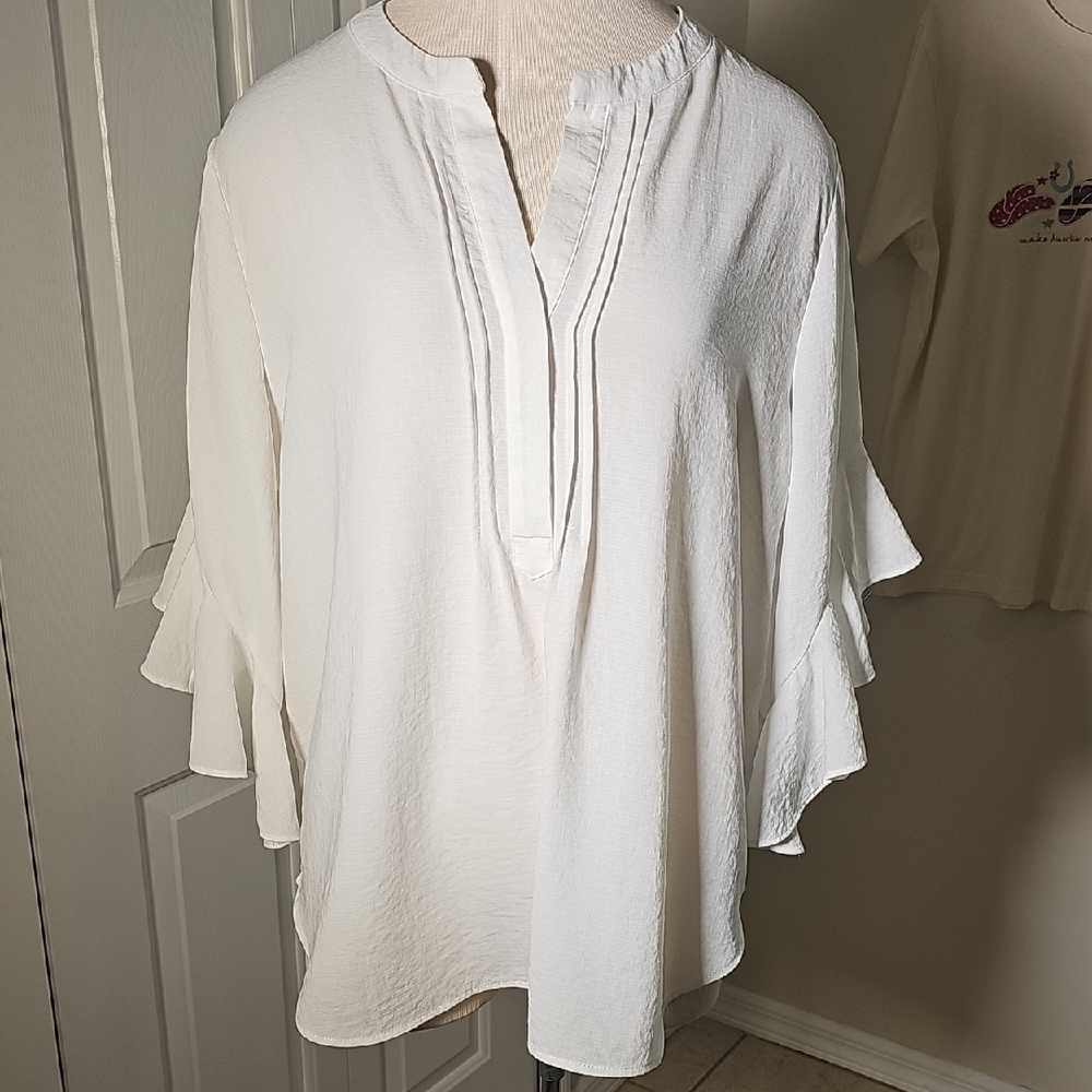 Elegant White Women's Top By VINCE CAMUTO. Size‎ XL. lovely Blouse.